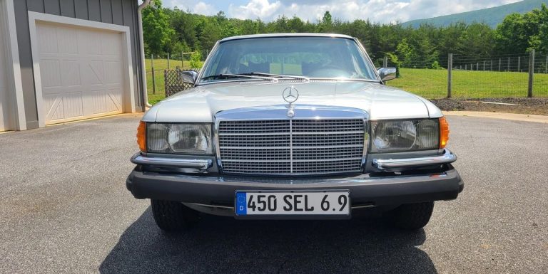 Ce Cannonball-Veteran Mercedes-Benz 450SEL 6.9 est notre choix de chauve-souris