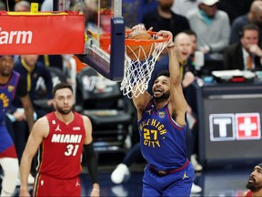 Jamal Murray des Denver Nuggets dunks au cours du premier quart-temps contre le Miami Heat lors du premier match de la finale de la NBA 2023 au Ball Arena le 1er juin 2023 à Denver.