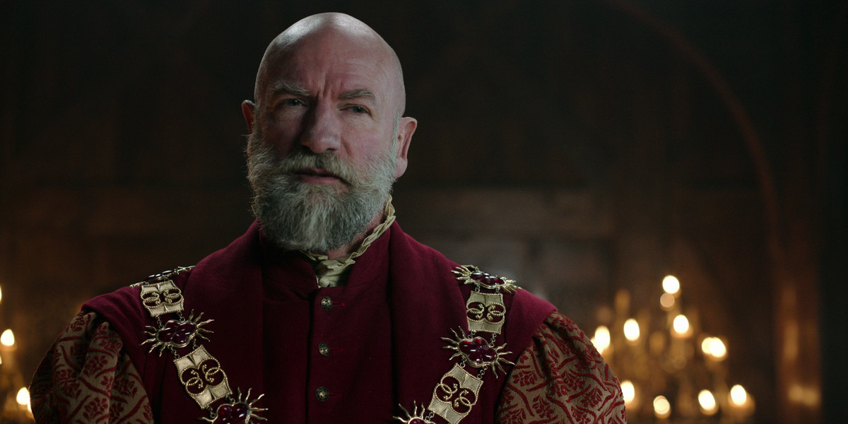 Dijkstra (Graham McTavish) regarde quelque chose dans une image de The Witcher