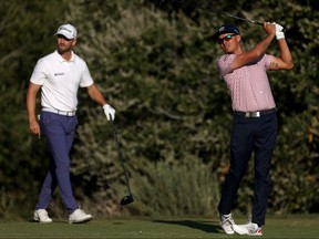 Wyndham Clark des États-Unis regarde Rickie Fowler des États-Unis jouer son coup