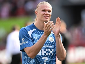 Erling Haaland applaudit les fans.