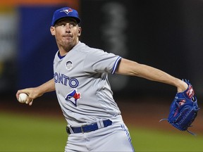 Chris Bassitt des Blue Jays de Toronto lance lors de la première manche du match de baseball de l'équipe contre les Mets de New York le vendredi 2 juin 2023 à New York.