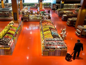 L'intérieur d'une épicerie Loblaws à Toronto.