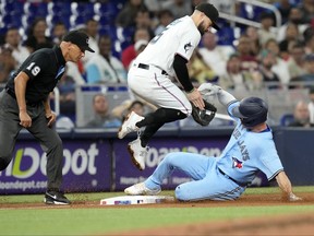 Matt Chapman des Blue Jays de Toronto bat le lancer au troisième but.