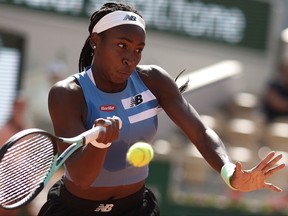 Coco Gauff joue un retour de coup droit.