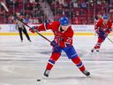 Le Canadien Cole Caufield se prépare pour un tir frappé au Centre Bell en octobre.  Avant le match de mercredi soir contre l'Avalanche, Caufield était sur le rythme pour marquer 48 buts cette saison.