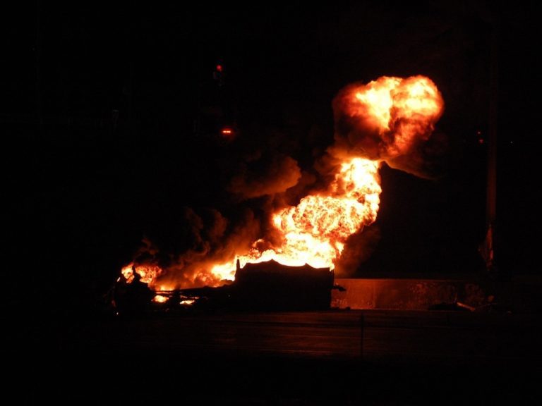 Collision ardente sur l’autoroute.  401 fait 2 morts, coupe la circulation