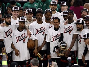 Les Miami Heat célèbrent sur le podium après avoir battu les Boston Celtics lors du septième match de la finale de la Conférence de l'Est pour les éliminatoires de la NBA 2023 au TD Garden.  29 mai 2023.