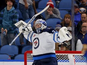 Le gardien de but des Jets de Winnipeg Connor Hellebuyck réagit après que son équipe a battu les Sabres de Buffalo au KeyBank Centre le 12 janvier 2023.