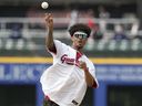 Le demi de coin des Cleveland Browns Greg Newsome II lance un premier lancer de cérémonie avant un match de baseball entre les White Sox de Chicago et les Cleveland Guardians, le lundi 22 mai 2023, à Cleveland.