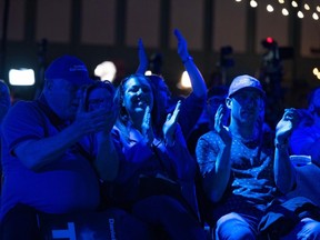 Les partisans de l'UCP suivent le décompte des voix lors de la soirée de surveillance de l'UCP lors de la soirée électorale au Big Four Building à Calgary le lundi 29 mai 2023.