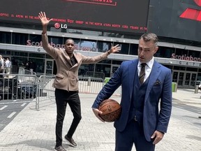 Le président des Raptors de Toronto, Masai Ujiri, a photographié l'entraîneur-chef Darko Rajakovic à l'extérieur de la ScotiaBank Arena lors d'une séance photo mardi.