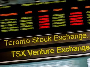 Un panneau affichant des informations sur les actions de la Bourse de Toronto (TSX) à Toronto.