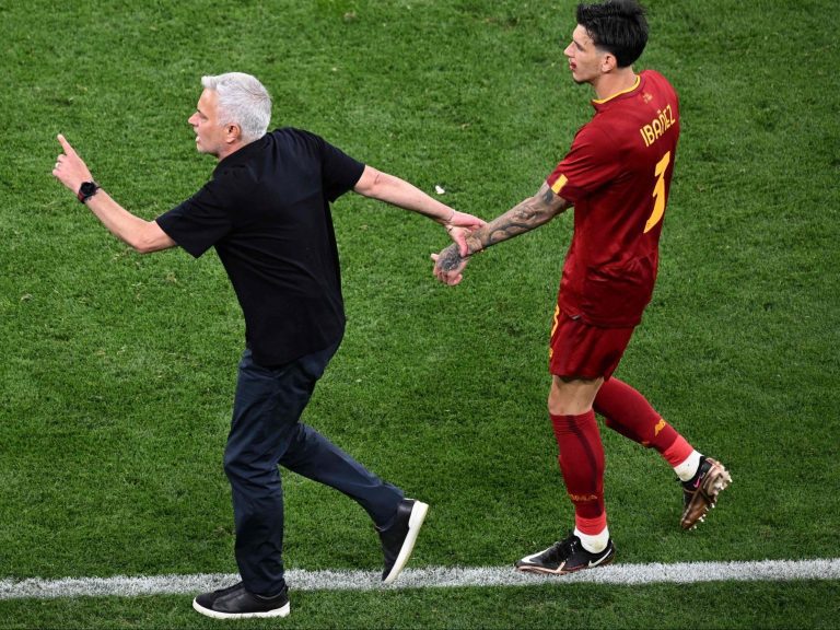 Des supporters en colère de la Roma accostent et ont failli attaquer l’arbitre de la finale de la Ligue Europa à laquelle José Mourinho s’est rendu