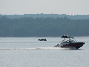 Des membres des Forces armées canadiennes fouillent autour d'une série d'îles sur la rivière des Outaouais le mardi 20 juin 2023.