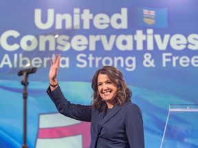 Danielle Smith célèbre la victoire de l'UCP et sa réélection au poste de première ministre lors des élections de 2023 en Alberta lors de la soirée de surveillance de l'UCP au Big Four Building à Calgary le lundi 29 mai 2023.