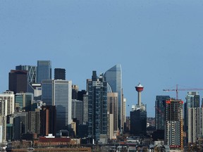 La ligne d'horizon du centre-ville de Calgary est montrée vers l'est le jeudi 16 février 2023.