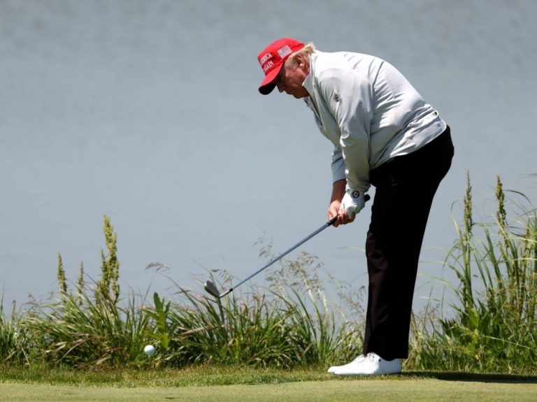 Donald Trump dit que des documents classifiés sont mélangés à des chemises de golf