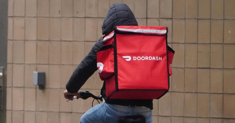 DoorDash commencera à offrir aux coursiers un tarif horaire pendant qu’ils remplissent les commandes