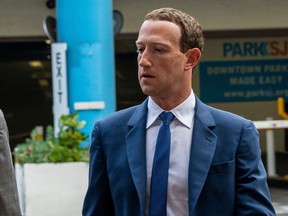 Mark Zuckerberg, PDG de Meta Platforms Inc., arrive au tribunal fédéral de San Jose, Californie, États-Unis, le mardi 20 décembre 2022. La Federal Trade Commission affirme que le projet de Meta d'acheter le concurrent lui donnera un avantage injuste sur le marché en plein essor de la réalité virtuelle.