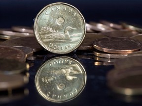 Pièces en dollars canadiens.  Selon un sondage, les gens semblent avoir beaucoup de craintes quant à la sécurité d'un potentiel dollar canadien numérique.