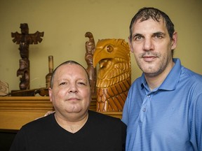 L'ancien Canuck de Vancouver Gino Odjick, avec son ami Peter Leech au domicile de Leech à Burnaby en 2015.