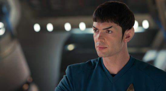 Ethan Peck de Strange New Worlds entend toujours les répliques de Spock dans la voix de Leonard Nimoy