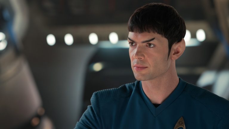 Ethan Peck de Strange New Worlds entend toujours les répliques de Spock dans la voix de Leonard Nimoy
