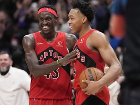 Pascal Siakam (à gauche) des Raptors et son coéquipier Scottie Barnes sont des contributeurs clés.