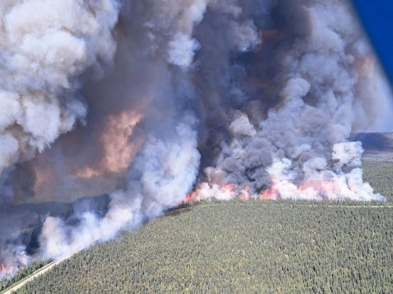 Feux de forêt en Colombie-Britannique: ordre d’évacuation annulé, mais le district affirme que la situation reste «volatile»