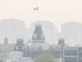 La fumée des incendies de forêt qui brûlent à la fois en Ontario et au Québec recouvre l'horizon de Kingston, en Ontario, le mardi 6 juin 2023.