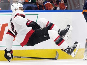 Artem Zub des Sénateurs d'Ottawa tombe sur la glace.