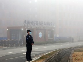 Un homme garde devant l'Institut de virologie de Wuhan dans la ville de Wuhan, province du Hubei, Chine, le 3 février 2021.