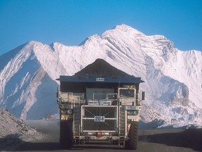 Un camion transporte une charge à l'exploitation de charbon de Teck Resources près de Sparwood, en Colombie-Britannique.