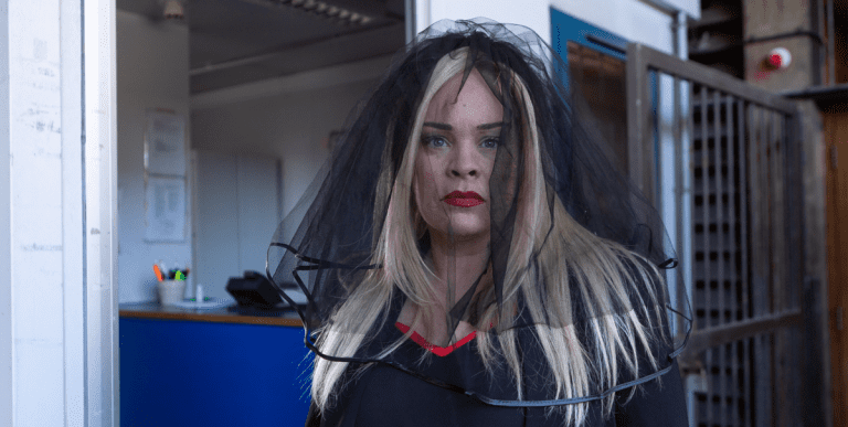 Grace Black des Hollyoaks fait face à une menace de chantage avant le braquage d'une camionnette
