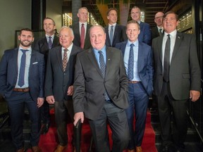 Anciens capitaines des Canadiens : Première rangée, de gauche à droite : Brian Gionta, Yvan Cournoyer, Bob Gainey, Saku Koivu et Serge Savard.  Rangée arrière, de gauche à droite : Guy Carbonneau, Vincent Damphousse, Chris Chelios, Pierre Turgeon et Mike Keane.  Seuls Cournoyer et Gainey n'ont pas été échangés par le Tricolore.