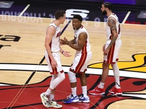 Les joueurs de Heat Duncan Robinson, à gauche, et Kyle Lowry, au centre, réagissent lors de l'action du quatrième quart contre les Nuggets lors du quatrième match de la finale de la NBA 2023 au Kaseya Center de Miami, le vendredi 9 juin 2023.