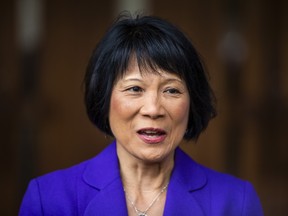 La mairesse élue de Toronto, Olivia Chow, devant l'hôtel de ville de Toronto.