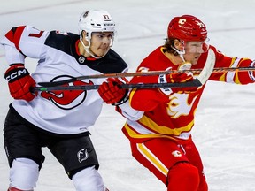 Yegor Sharangovich se bat contre Tyler Toffoli lors d'un match de hockey de la LNH au Scotiabank Saddledome de Calgary le samedi 5 novembre 2022.