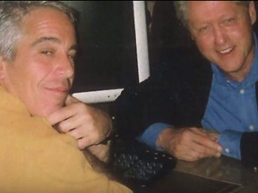 Jeffrey Epstein, à gauche, est photographié avec l'ancien président américain Bill Clinton sur cette photo non datée.