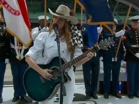 L'artiste musical Jewel chante l'hymne national américain à l'Indy 500.