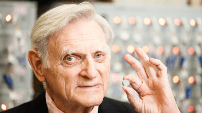 John Goodenough, créateur pionnier de la batterie lithium-ion, décède à 100 ans
