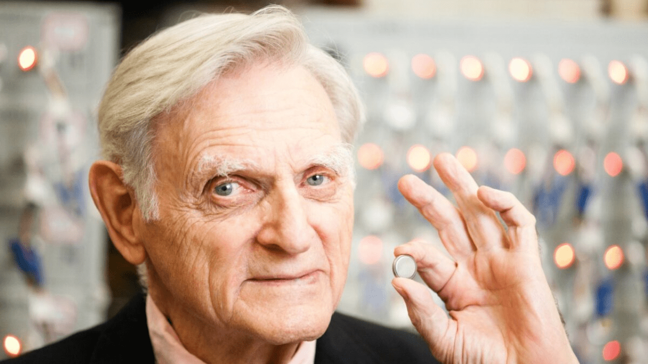 John Goodenough, créateur pionnier de la batterie lithium-ion, décède à 100 ans
