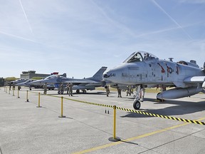 Des avions de chasse de l'OTAN sur une piste en Allemagne.