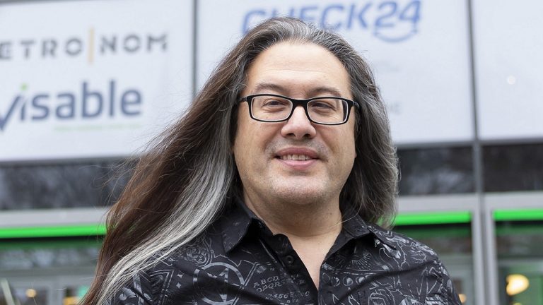 John Romero, de Doom, joue la tristement célèbre carte "MyHouse"
