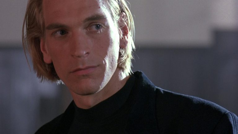 Julian Sands, acteur connu pour Warlock, Boxing Helena et Smallville, est décédé à 65 ans
