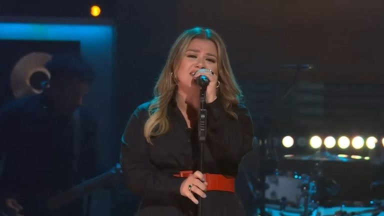 Kelly Clarkson singing 