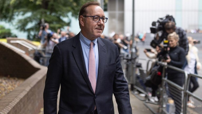 Kevin Spacey décrit comme un "intimidateur sexuel" qui "agresse d'autres hommes" alors que le procès pénal britannique est en cours
