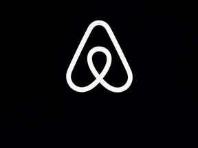 Un logo Airbnb