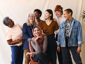 Portrait de joyeuses femmes multiethniques d'âge mixte célébrant la Journée internationale de la femme